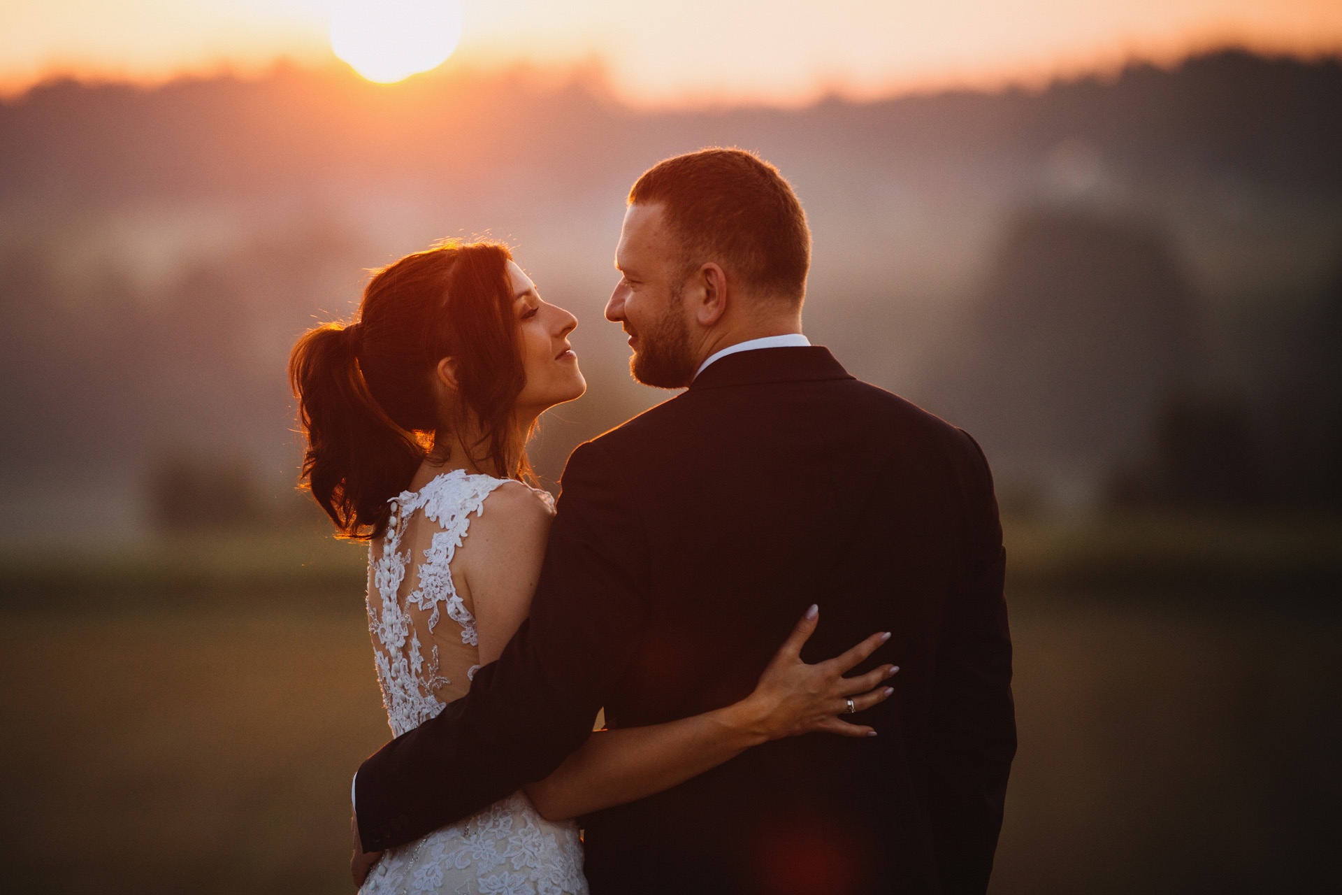zdjęcia ślubne o wschodzie słońca