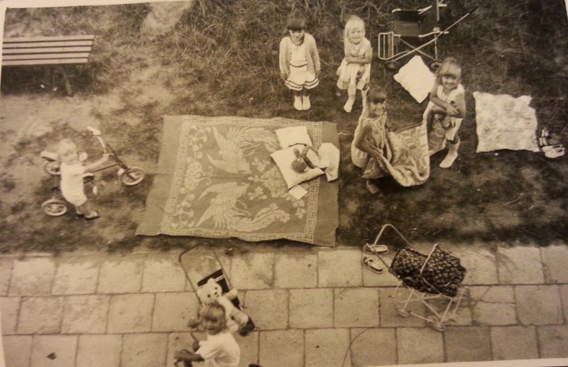 Prawdziwe dzieciństwo tamtych czasów - zabawy na kocu przed blokiem